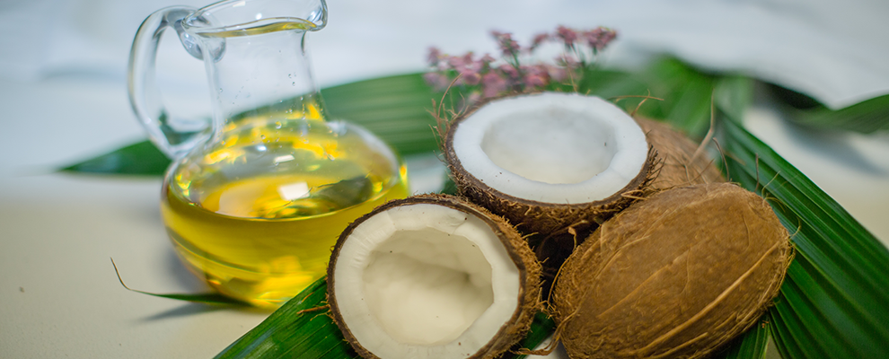 Kokosnøtter og olje brukt i behandlingene hos The Coconut